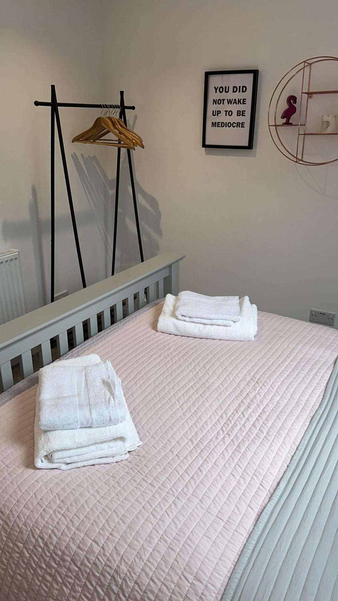 Modern Harrogate House Sleeps 10, Cinema Room & Hot Tub Екстериор снимка