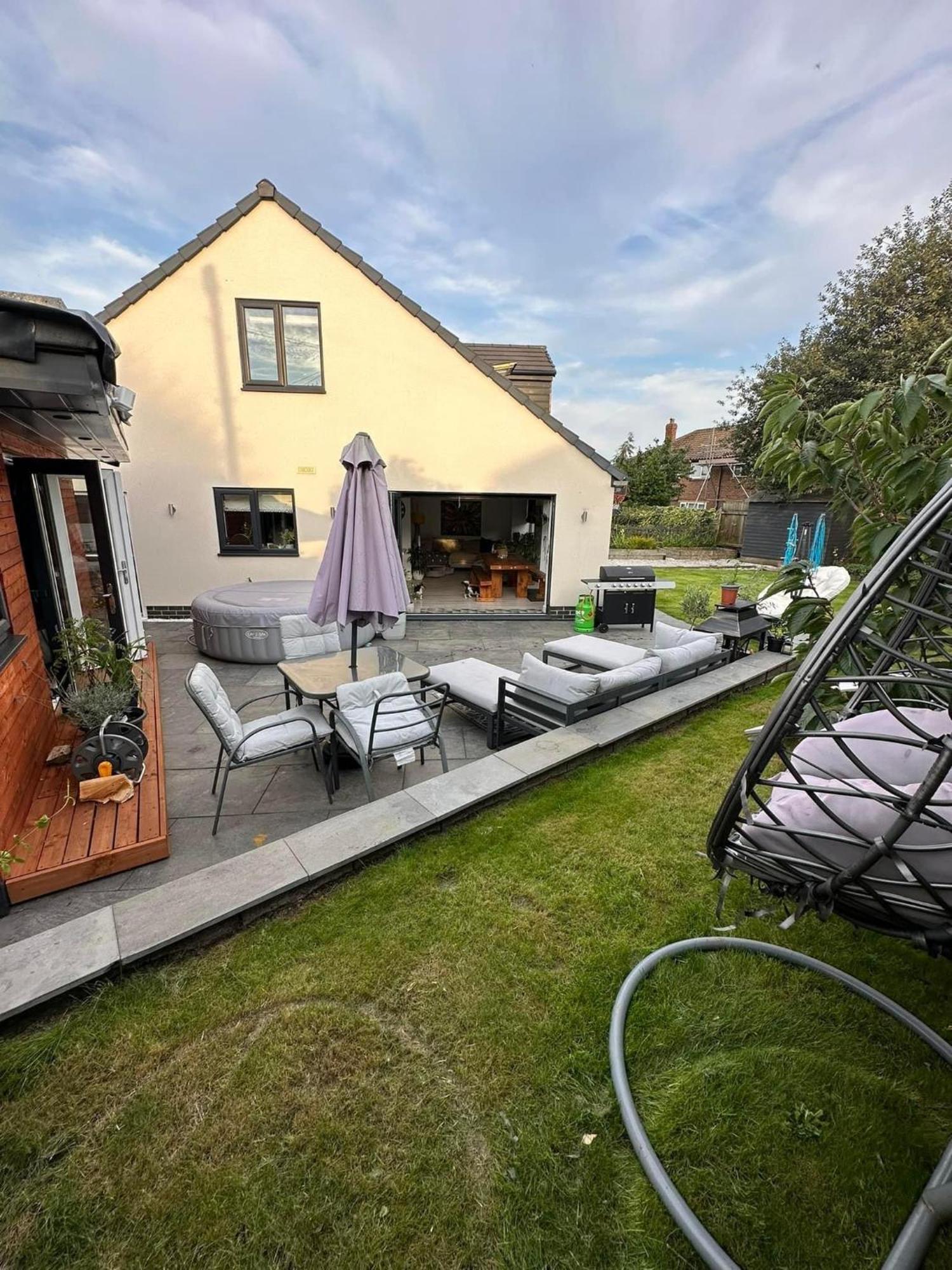 Modern Harrogate House Sleeps 10, Cinema Room & Hot Tub Екстериор снимка